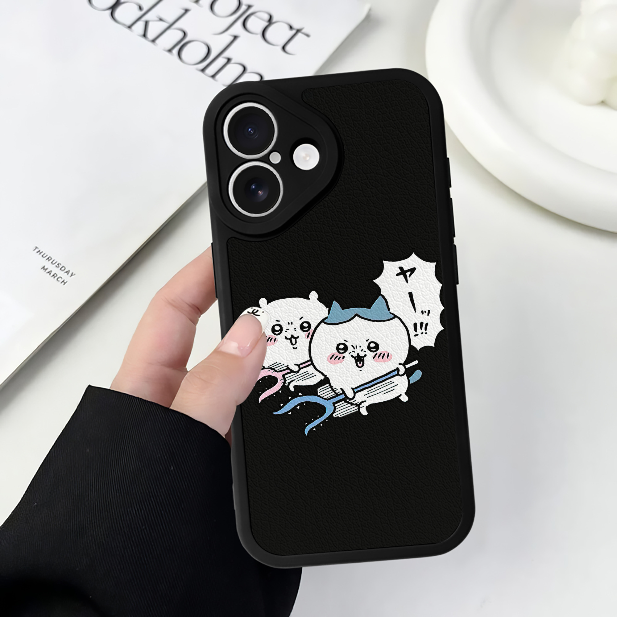 （画像用） ちいかわ ハチワレ Chii-kawa hachiware 【iPhone 16シリーズ対応】シリコンスマホケース（レザー調） 材質：シリコン